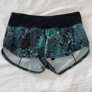 Lululemon Green/Black printed Speed Up Shorts Size 4